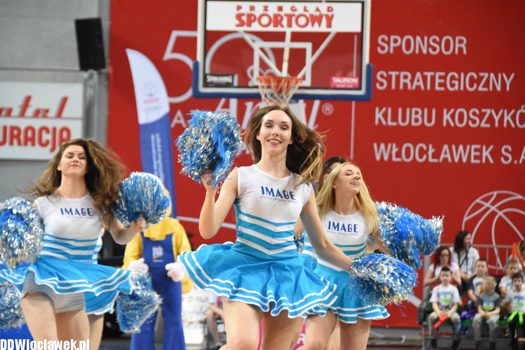 Cheerleaderki na meczu z Wilkami