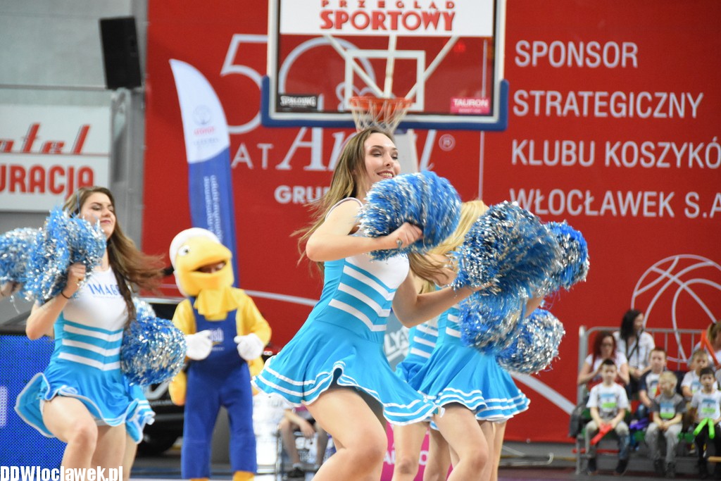 Cheerleaderki na meczu z Wilkami