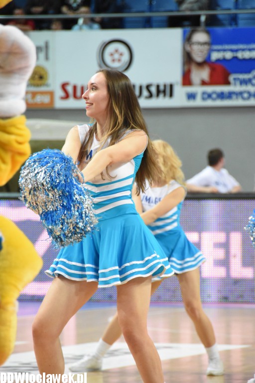 Cheerleaderki na meczu z Wilkami