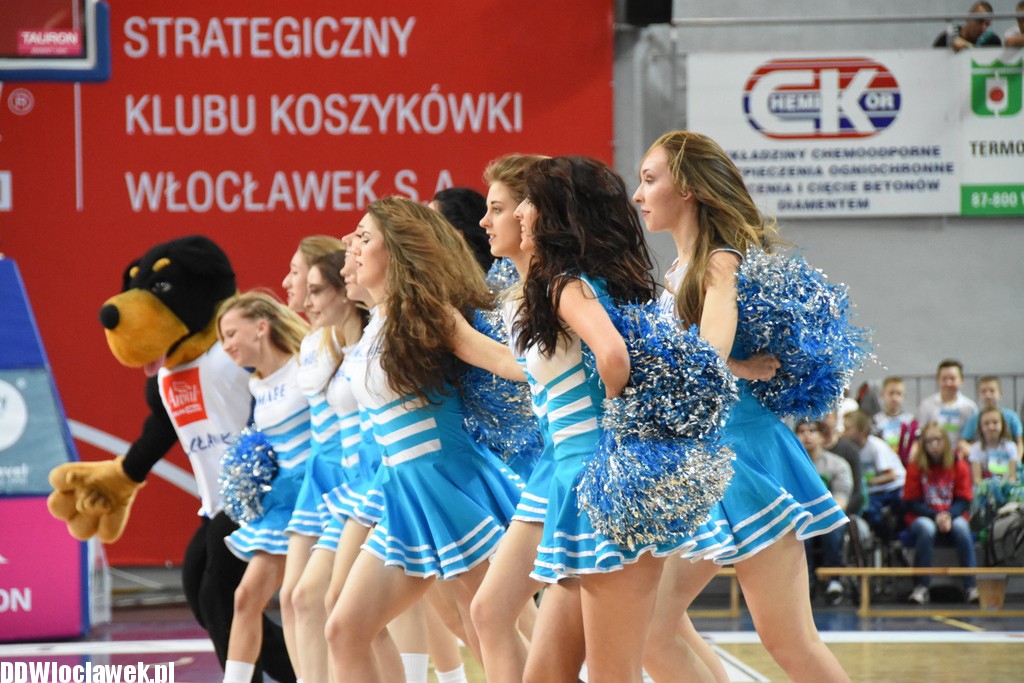 Cheerleaderki na meczu z Wilkami