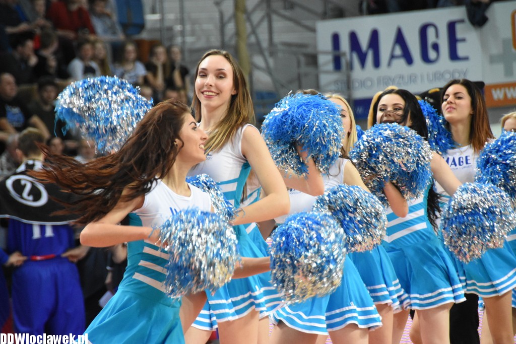 Cheerleaderki na meczu z Wilkami