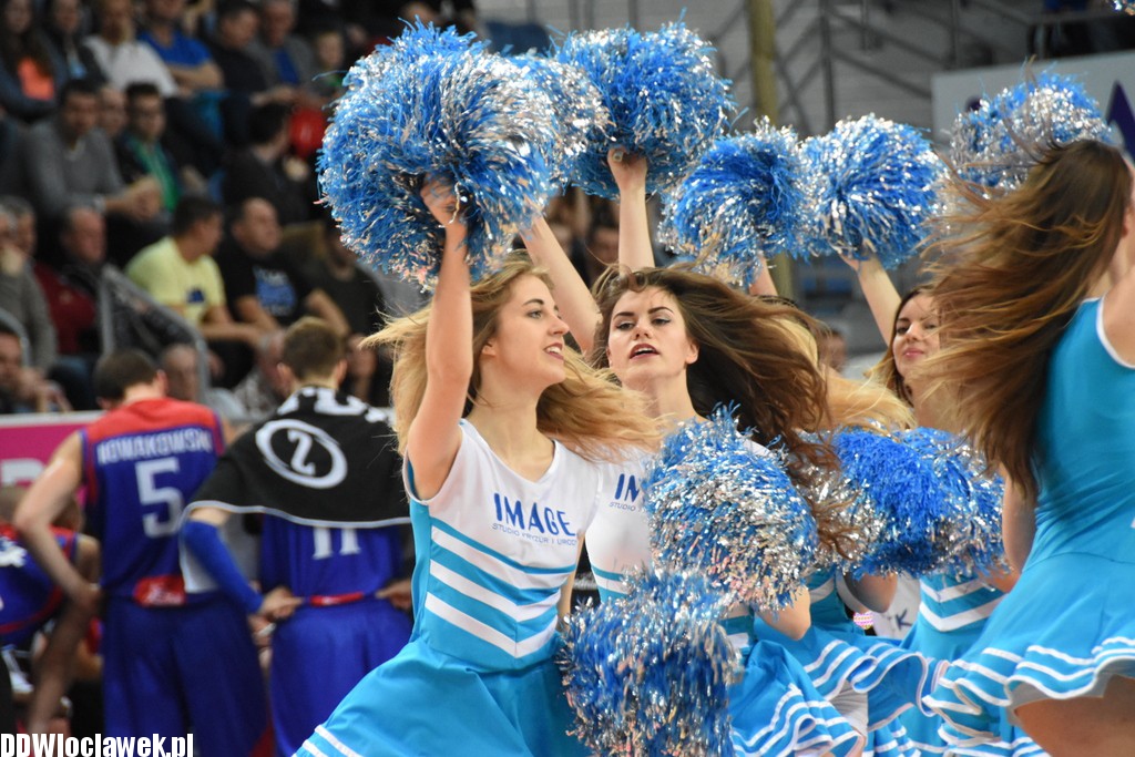 Cheerleaderki na meczu z Wilkami