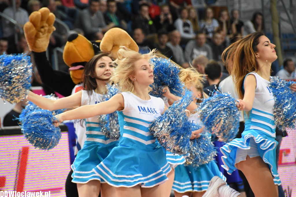 Cheerleaderki na meczu z Wilkami