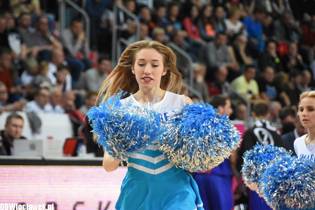 Cheerleaderki na meczu z Wilkami