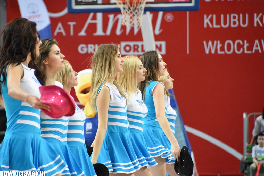 Cheerleaderki na meczu z Wilkami