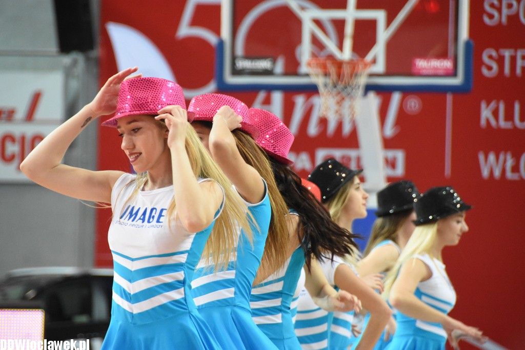 Cheerleaderki na meczu z Wilkami