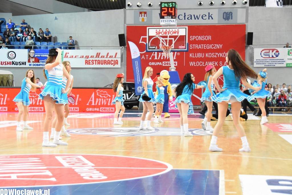 Cheerleaderki na meczu z Wilkami