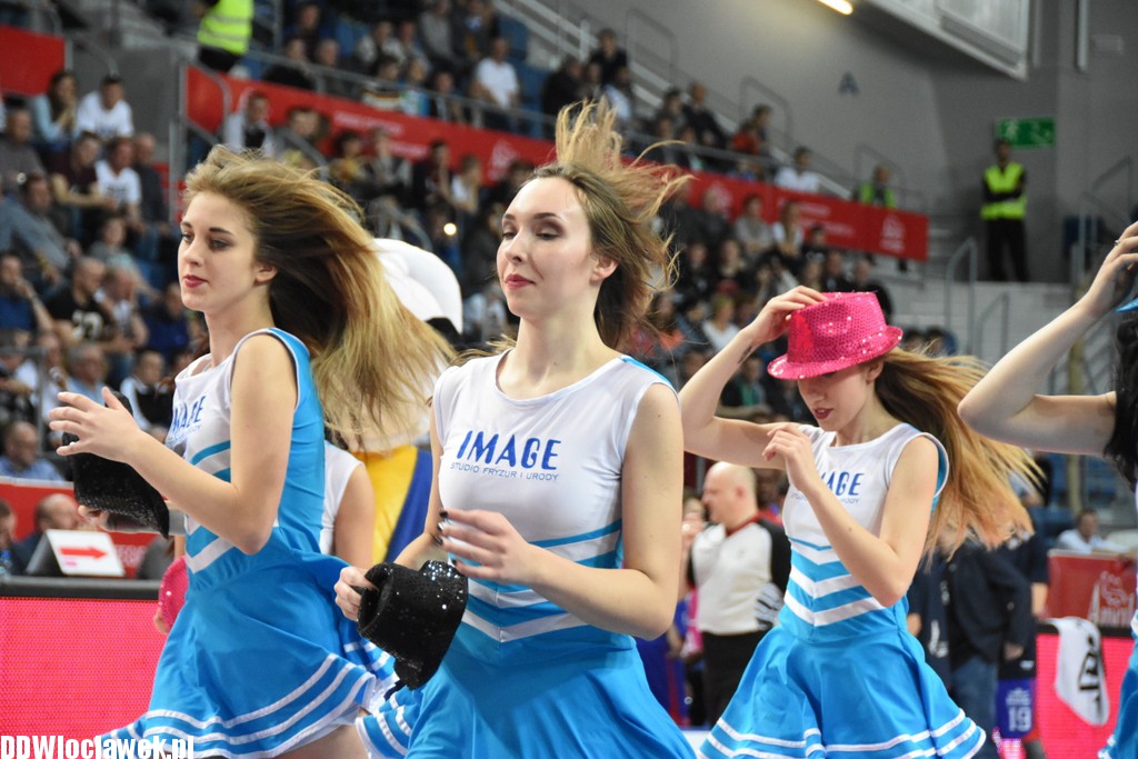 Cheerleaderki na meczu z Wilkami