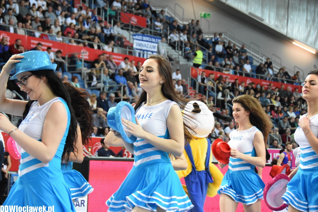 Cheerleaderki na meczu z Wilkami