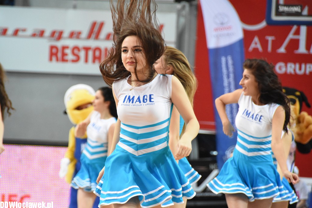 Cheerleaderki na meczu z Wilkami