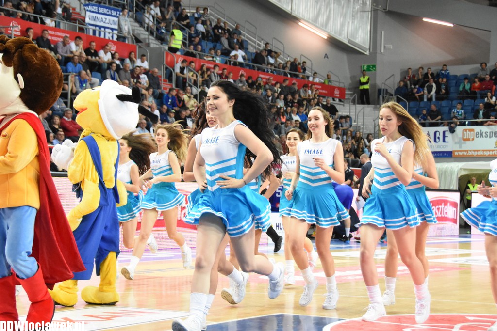 Cheerleaderki na meczu z Wilkami