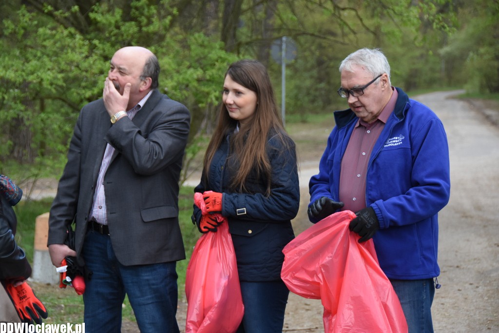Sprzątanie terenu przy jeziorze