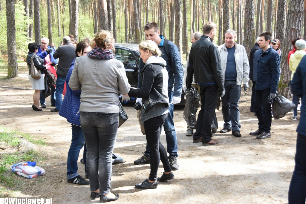 Sprzątanie terenu przy jeziorze