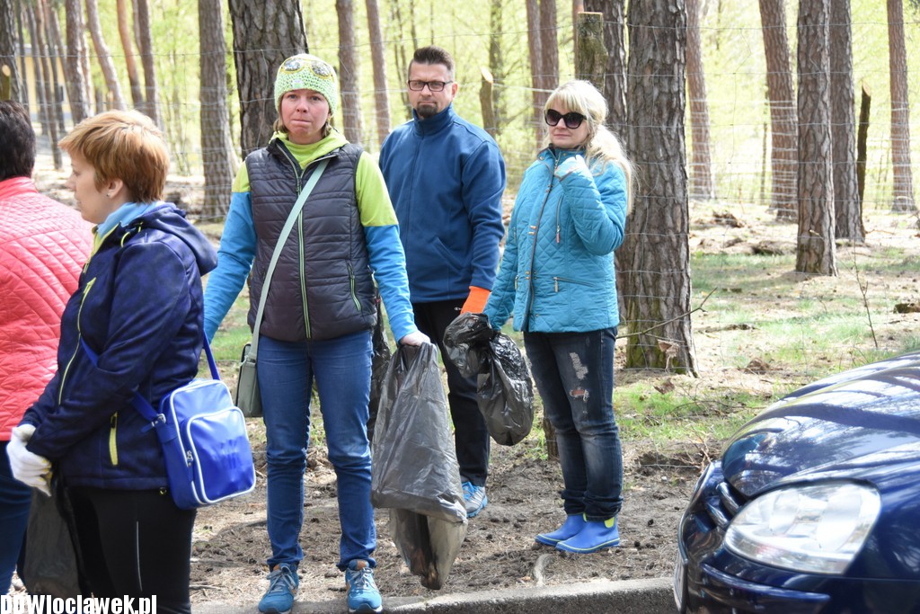 Sprzątanie terenu przy jeziorze