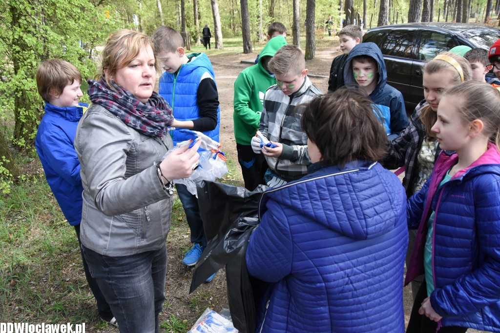Sprzątanie terenu przy jeziorze
