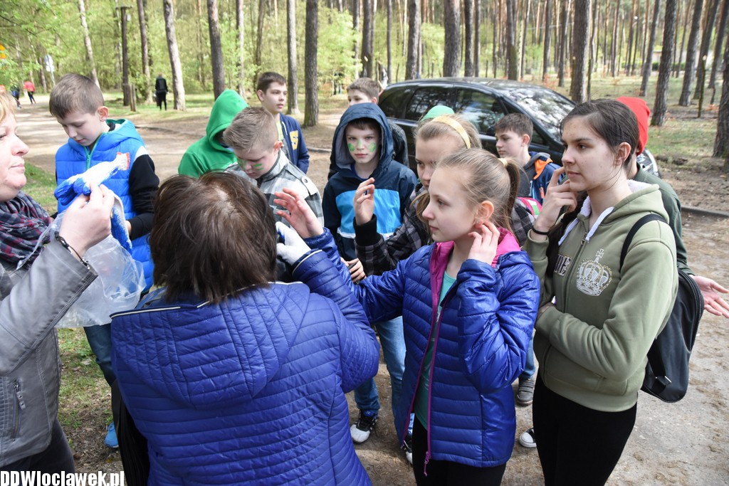 Sprzątanie terenu przy jeziorze