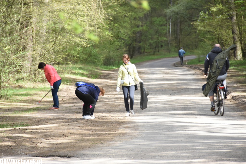 Sprzątanie terenu przy jeziorze