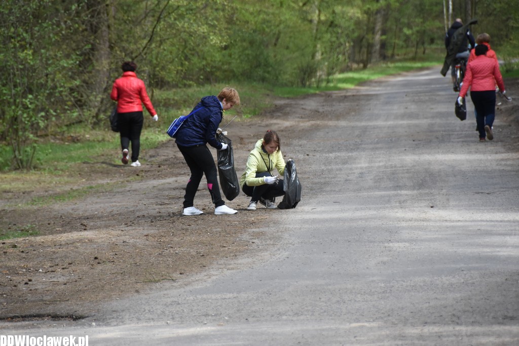 Sprzątanie terenu przy jeziorze