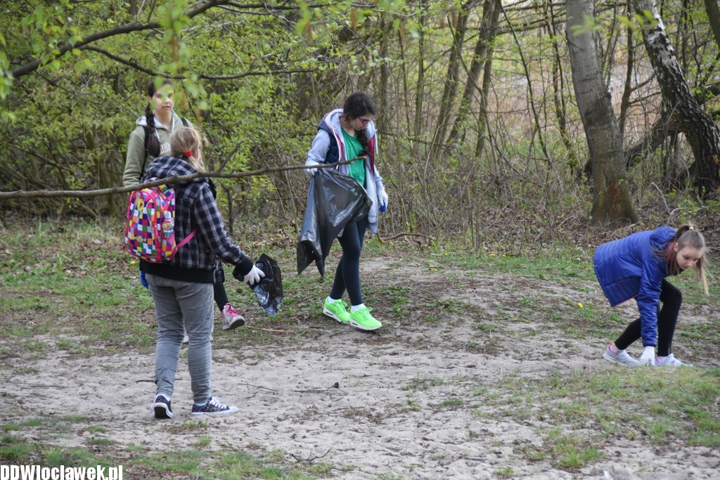 Sprzątanie terenu przy jeziorze