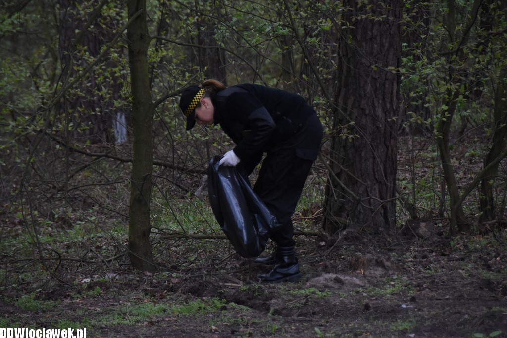 Sprzątanie terenu przy jeziorze