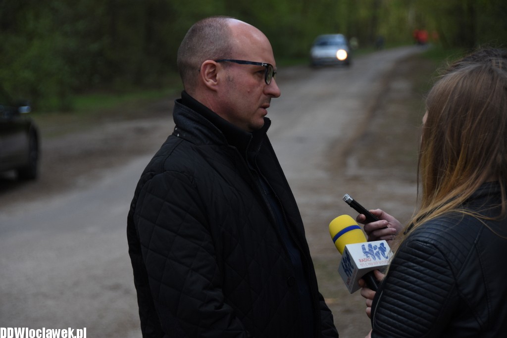 Sprzątanie terenu przy jeziorze