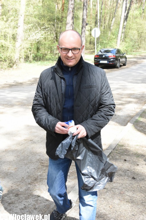 Sprzątanie terenu przy jeziorze