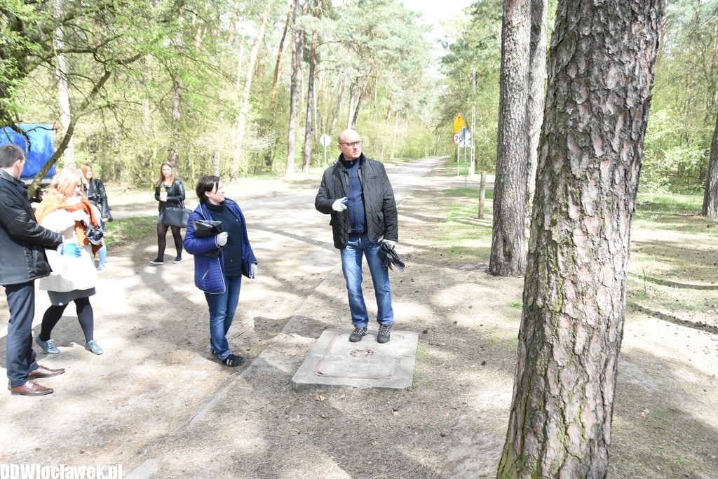 Sprzątanie terenu przy jeziorze