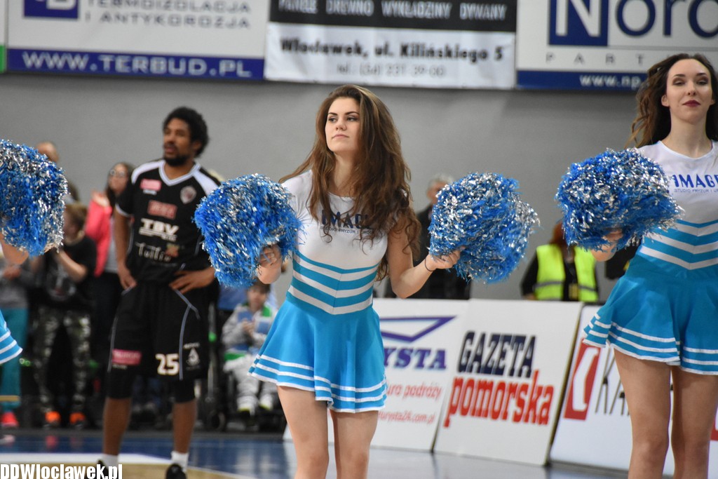 Cheerleaderki na meczu ze Startem