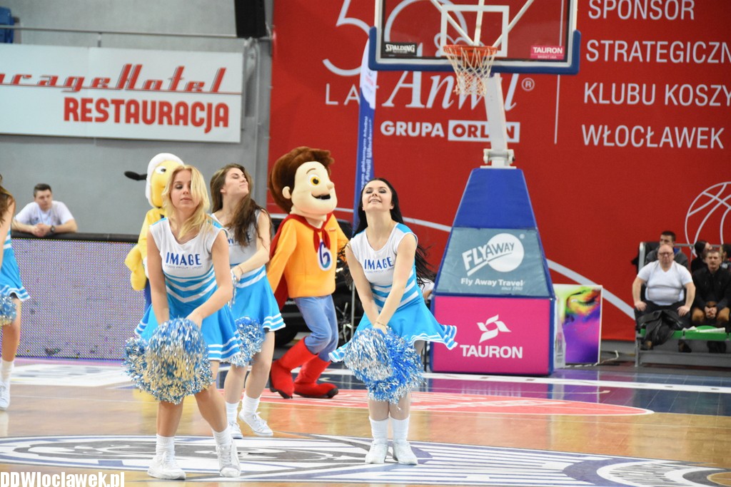 Cheerleaderki na meczu ze Startem