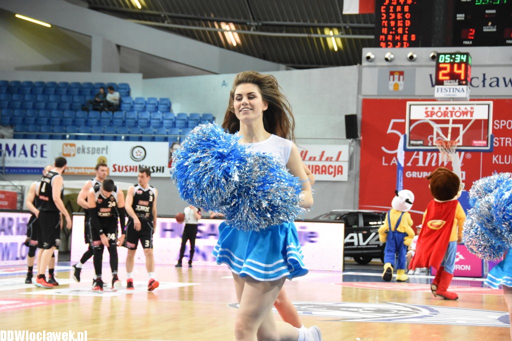 Cheerleaderki na meczu ze Startem