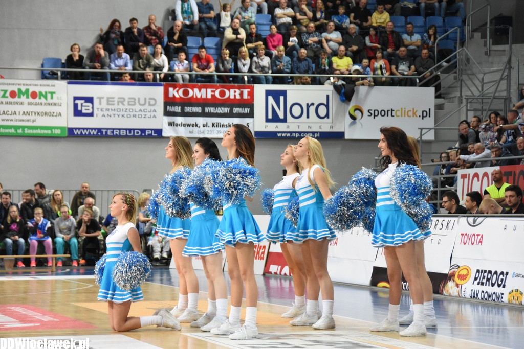 Cheerleaderki na meczu ze Startem