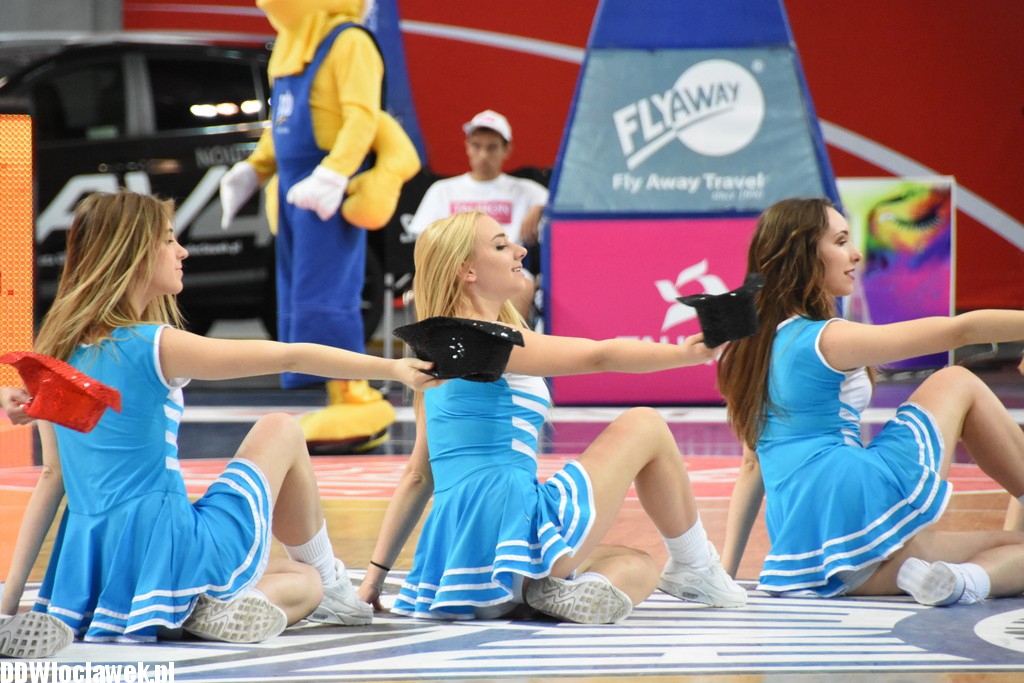Cheerleaderki na meczu ze Startem