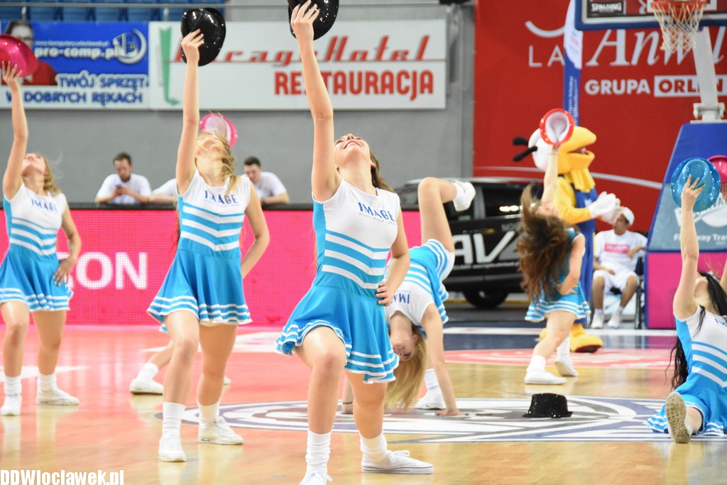 Cheerleaderki na meczu ze Startem