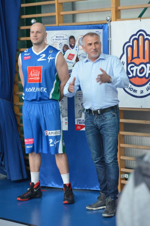 Koszykarz Anwilu na lekcji w SP23