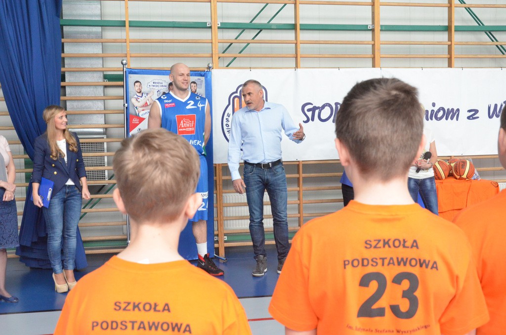 Koszykarz Anwilu na lekcji w SP23