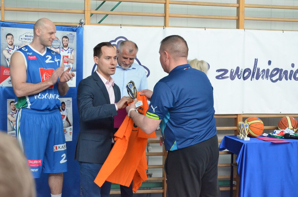 Koszykarz Anwilu na lekcji w SP23