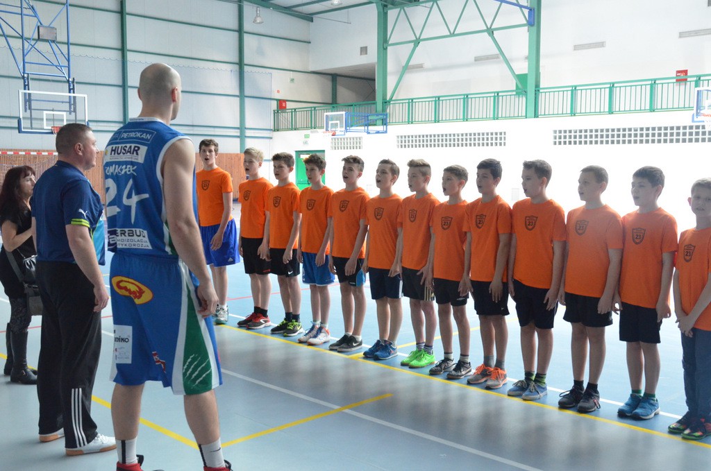 Koszykarz Anwilu na lekcji w SP23