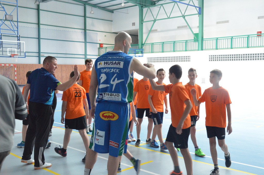 Koszykarz Anwilu na lekcji w SP23