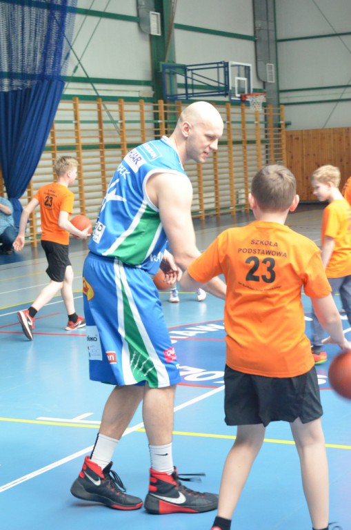 Koszykarz Anwilu na lekcji w SP23
