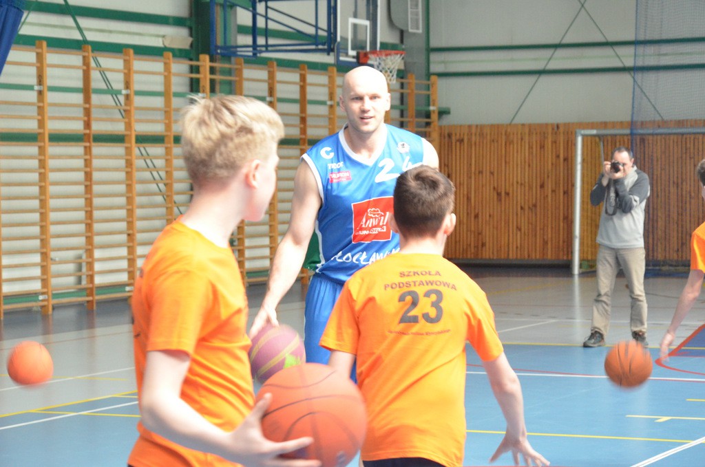 Koszykarz Anwilu na lekcji w SP23
