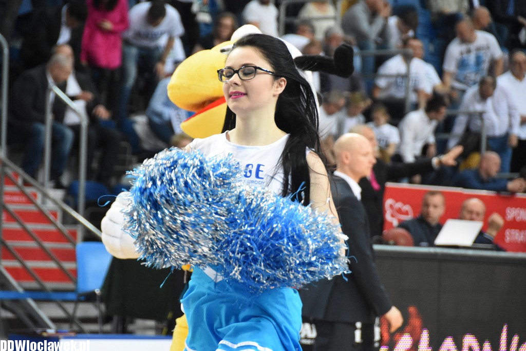 Cheerleaderki na meczu z Wilkami