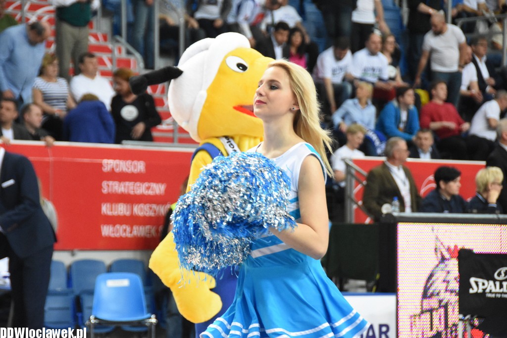 Cheerleaderki na meczu z Wilkami