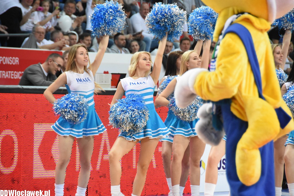 Cheerleaderki na meczu z Wilkami