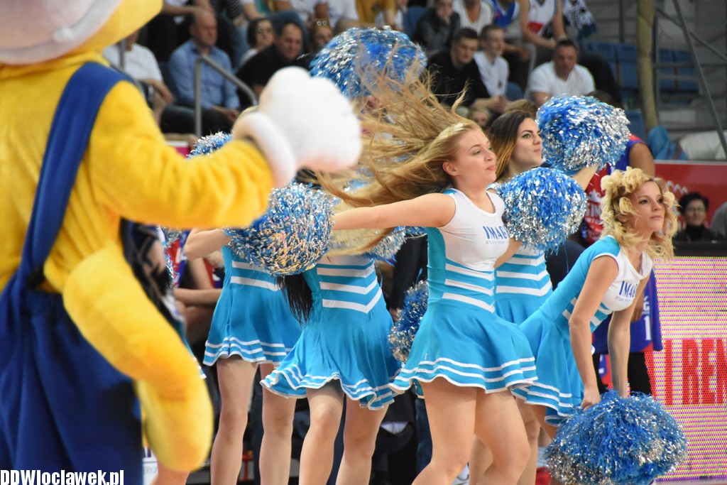 Cheerleaderki na meczu z Wilkami