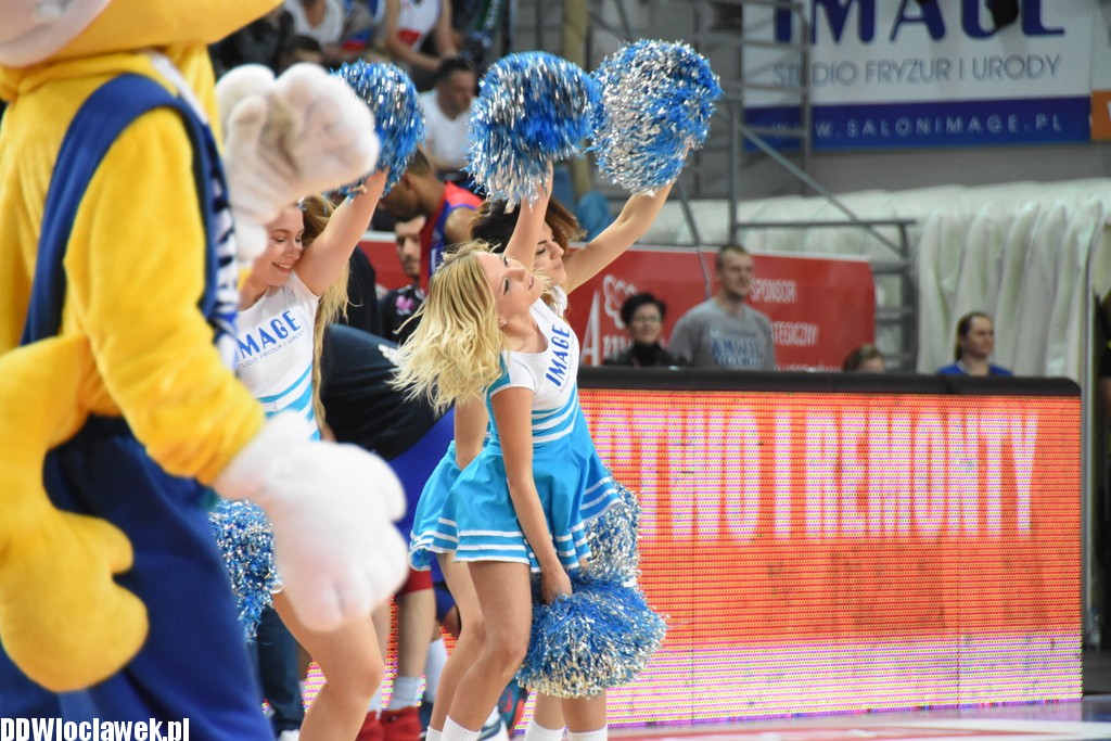 Cheerleaderki na meczu z Wilkami