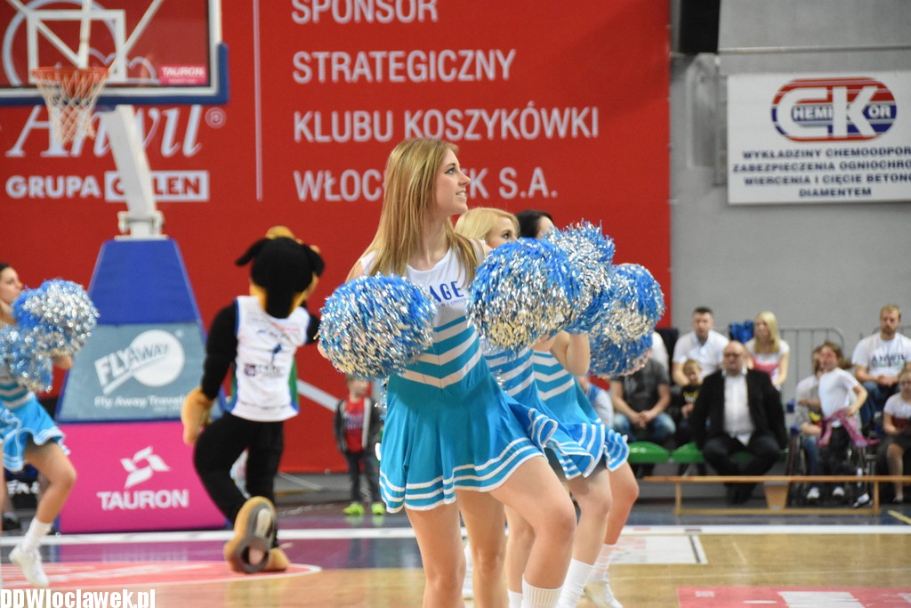 Cheerleaderki na meczu z Wilkami