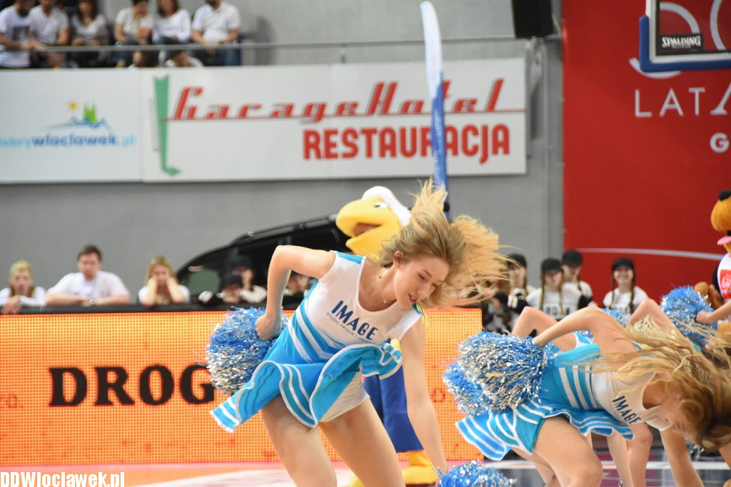 Cheerleaderki na meczu z Wilkami
