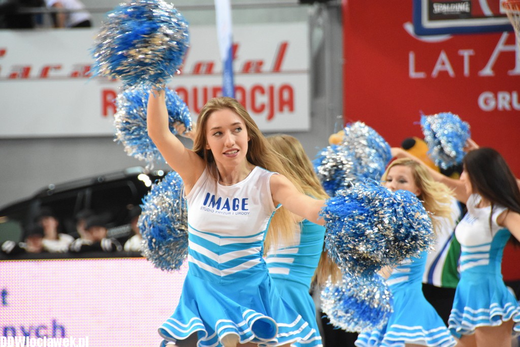 Cheerleaderki na meczu z Wilkami