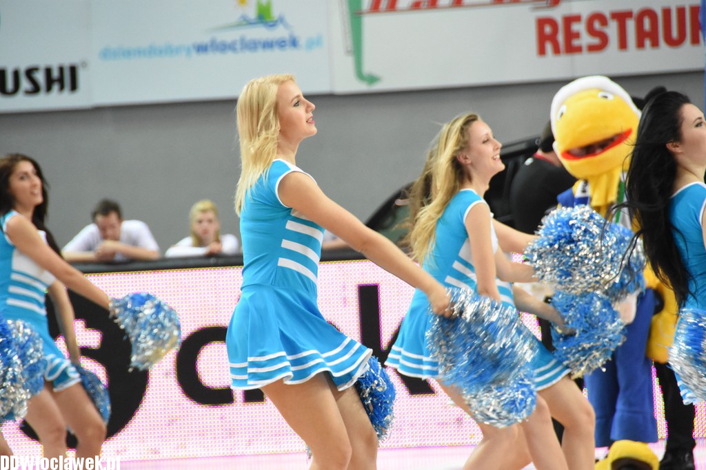 Cheerleaderki na meczu z Wilkami