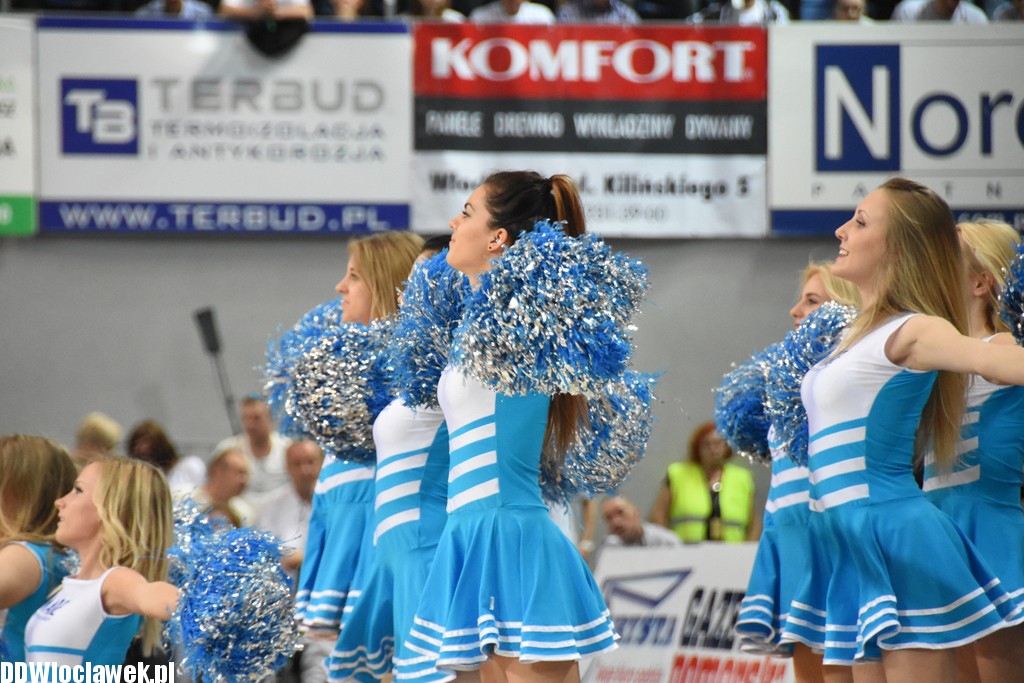 Cheerleaderki na meczu z Wilkami